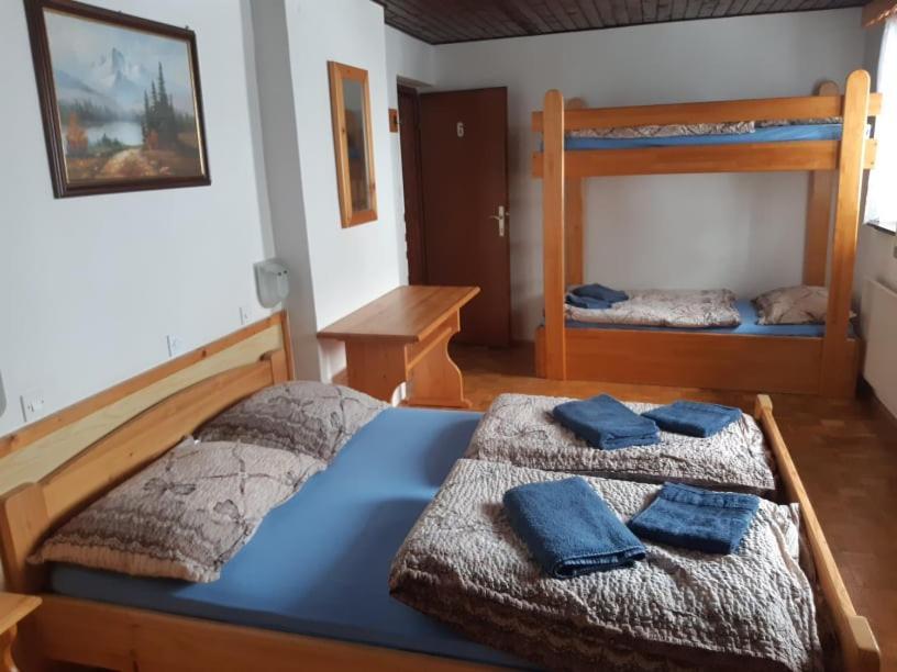 Rooms Barovc By The Lake Jasna Kranjska Gora Eksteriør bilde A typical room at the hostel