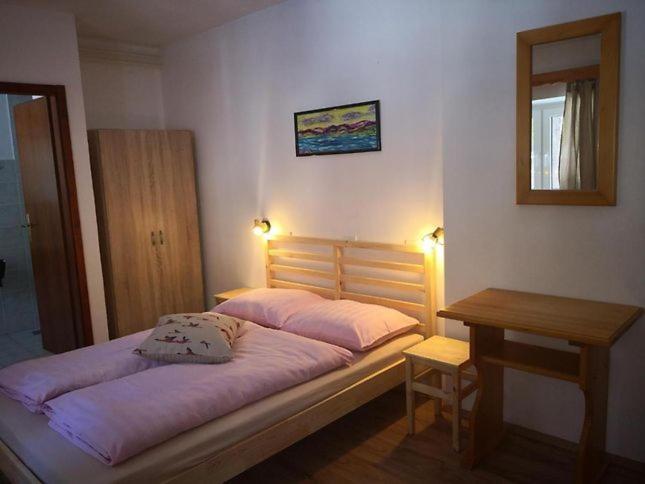 Rooms Barovc By The Lake Jasna Kranjska Gora Eksteriør bilde A bedroom in a hostel