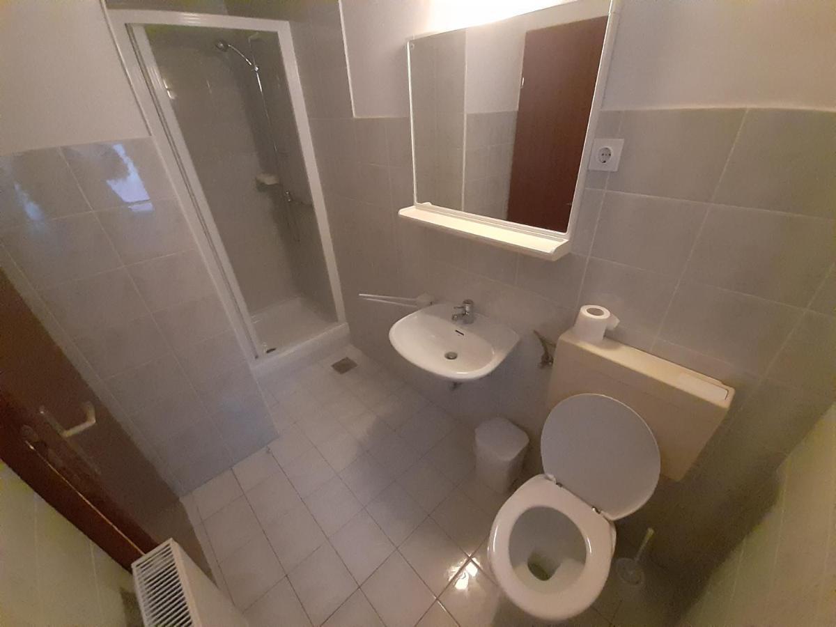 Rooms Barovc By The Lake Jasna Kranjska Gora Eksteriør bilde Bathroom in a typical apartment