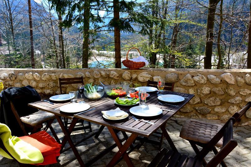 Rooms Barovc By The Lake Jasna Kranjska Gora Eksteriør bilde A table set for a meal