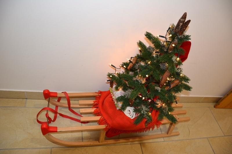 Rooms Barovc By The Lake Jasna Kranjska Gora Eksteriør bilde A Christmas tree on a sled
